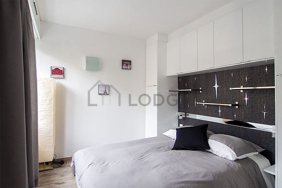 Chambre avec du parquet au sol