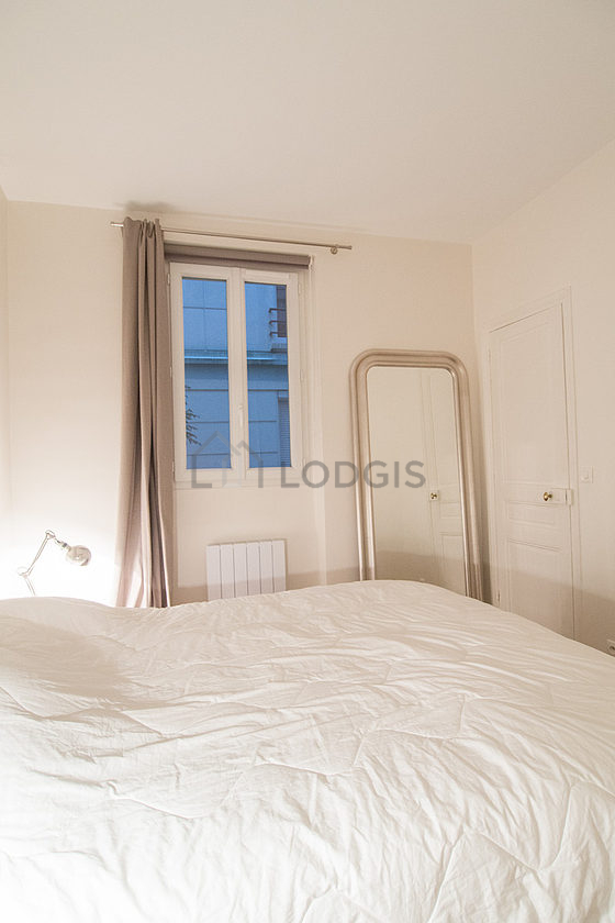 Chambre avec fenêtres double vitrage donnant sur cour