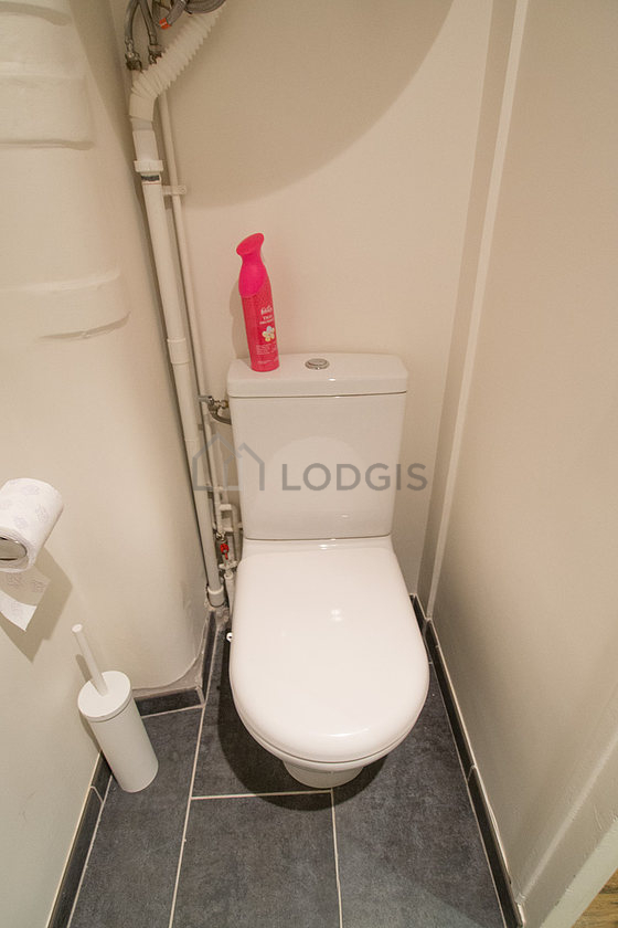 Toilettes indépendantes de la salle d'eau