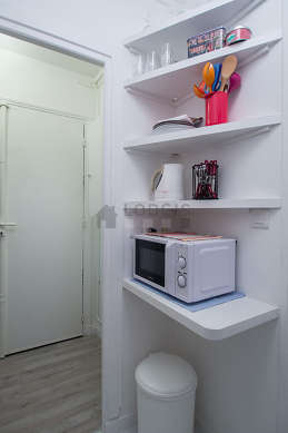 Cuisine équipée de plaques de cuisson, réfrigerateur, freezer, vaisselle