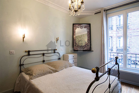 Bedroom of 12m² with wooden floor