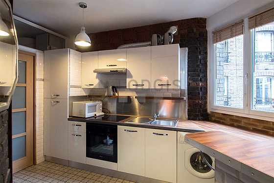 Cuisine équipée de lave linge, réfrigerateur, hotte, vaisselle