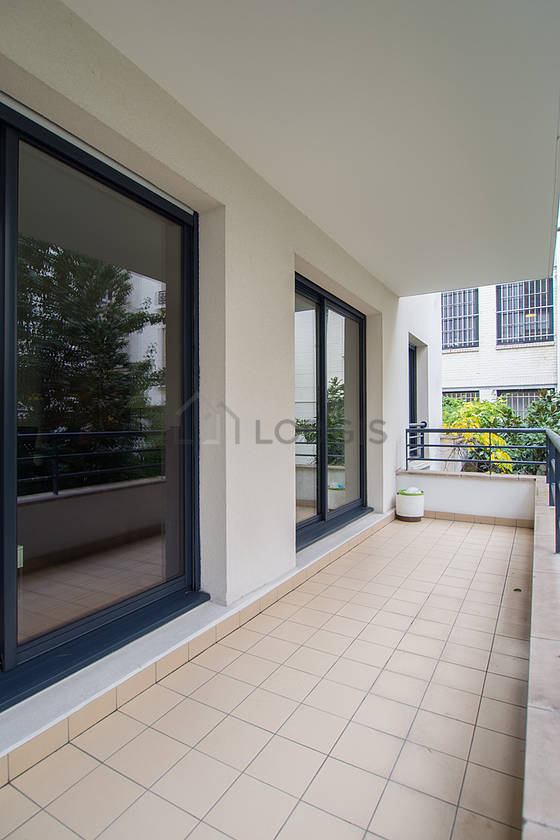 Terrasse très calme et lumineuse avec du carrelage au sol
