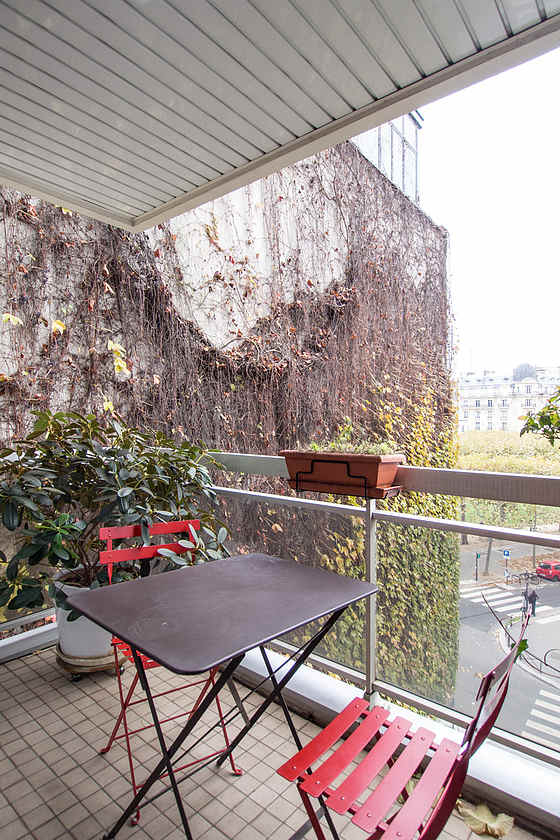 Terrasse exposée plein nord-ouest et vue sur rue