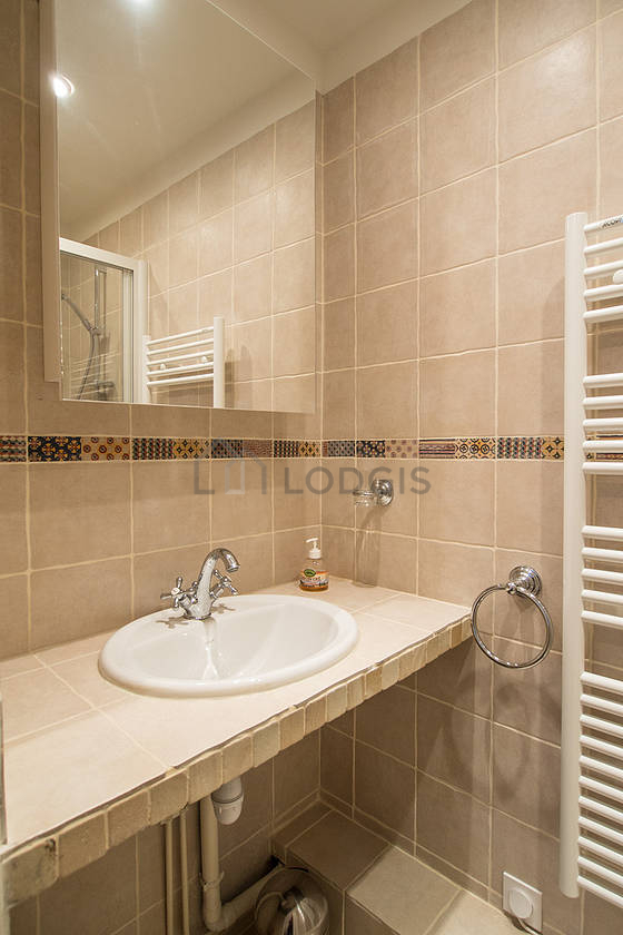 Belle salle de bain claire avec du carrelage au sol