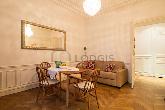 Salon avec du parquet au sol