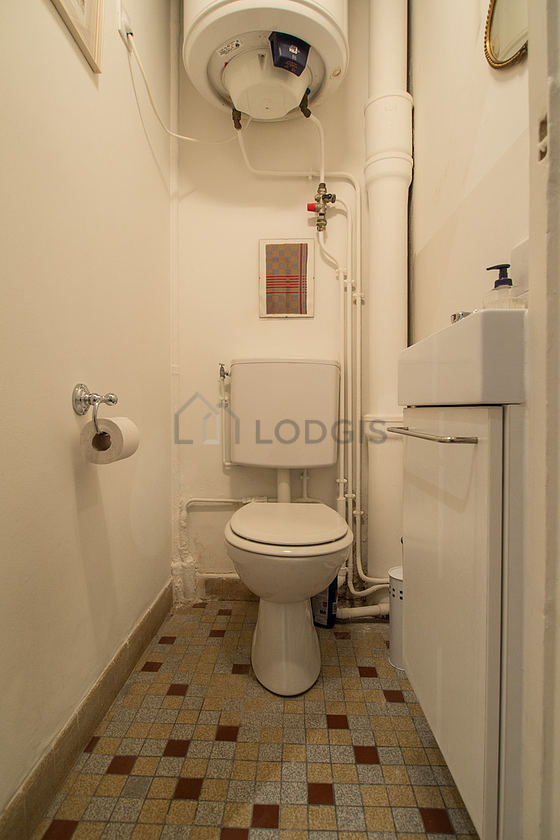 Toilettes indépendantes de la salle d'eau