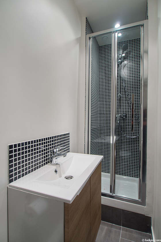 Beautiful and bright bathroom with tile floor