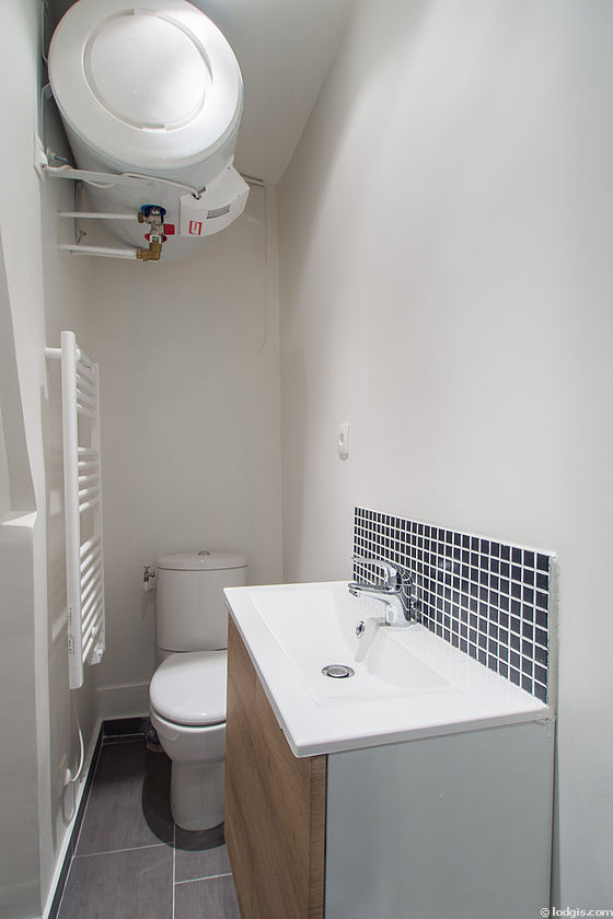 Bathroom equipped with bath towels