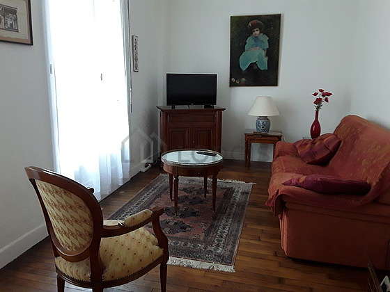 Very quiet living room furnished with tv, hi-fi stereo, 2 armchair(s), 4 chair(s)