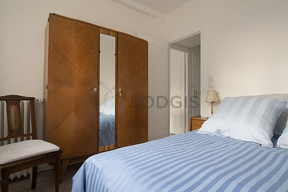 Chambre avec fenêtres double vitrage et balcon donnant sur rue