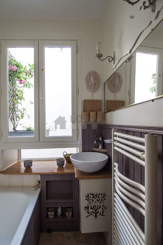Bathroom equipped with bath towels