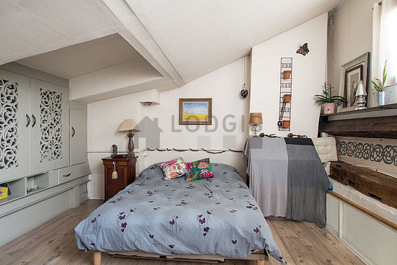 Chambre avec du parquet au sol