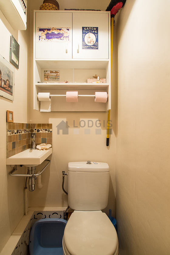 Toilettes indépendantes de la salle d'eau