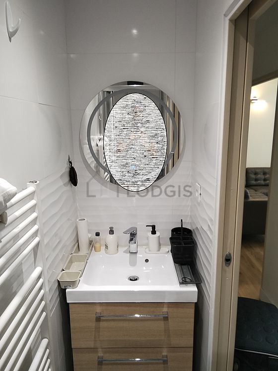 Beautiful and bright bathroom with tile floor