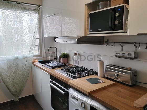 Belle cuisine avec du carrelage au sol