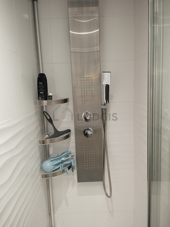 Salle de bain équipée de serviettes de bain