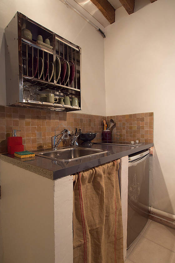 Belle cuisine avec du carrelage au sol