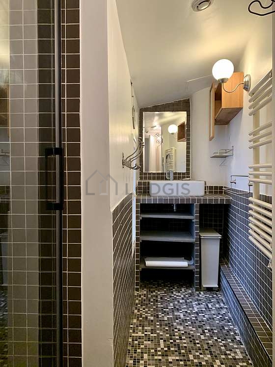 Belle salle de bain avec fenêtres et du carrelage au sol