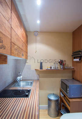 Kitchen where you can have dinner for 4 person(s) equipped with hob, refrigerator, freezer, crockery