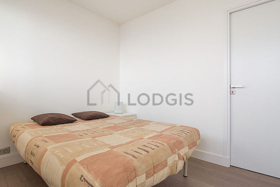 Chambre avec fenêtres et balcon donnant sur rue
