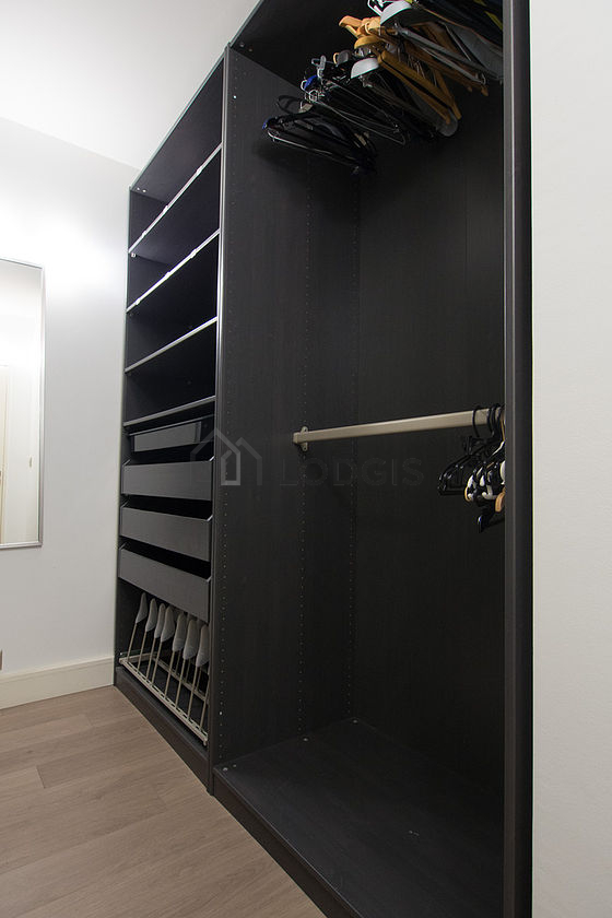 Dressing très calme avec du parquet au sol