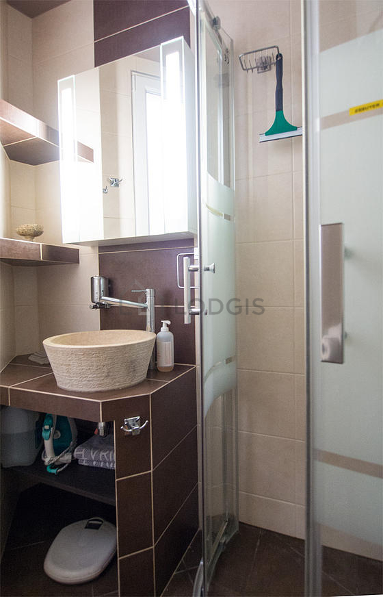 Bathroom equipped with bath towels