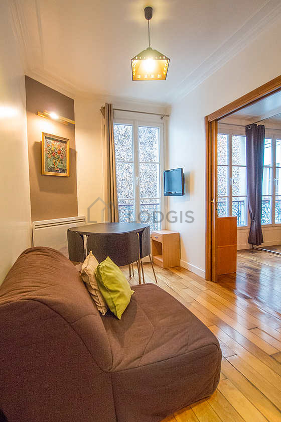 Séjour très calme équipé de 1 canapé(s) lit(s) de 110cm, télé, 4 chaise(s)