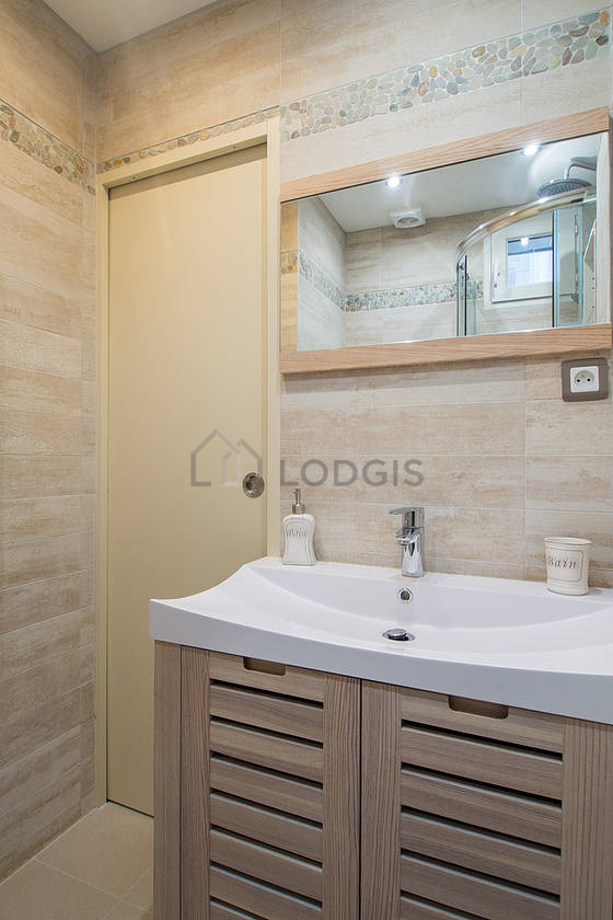 Salle de bain équipée de serviettes de bain