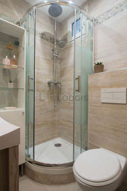 Belle salle de bain claire avec fenêtres double vitrage et du carrelageau sol