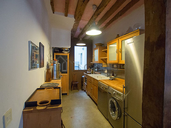 Cuisine équipée de lave linge, réfrigerateur, vaisselle, tabouret