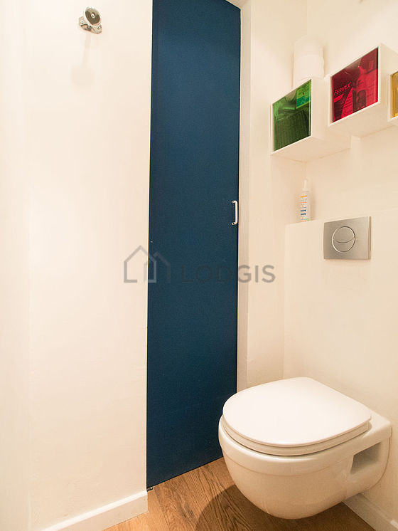 Toilettes indépendantes de la salle d'eau