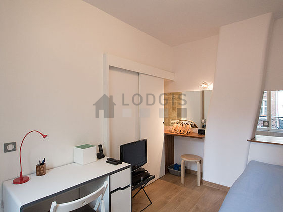 Chambre de 10m² avec du parquet au sol