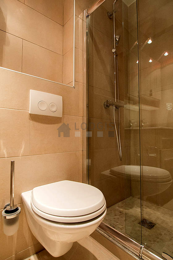 Bathroom equipped with bath towels