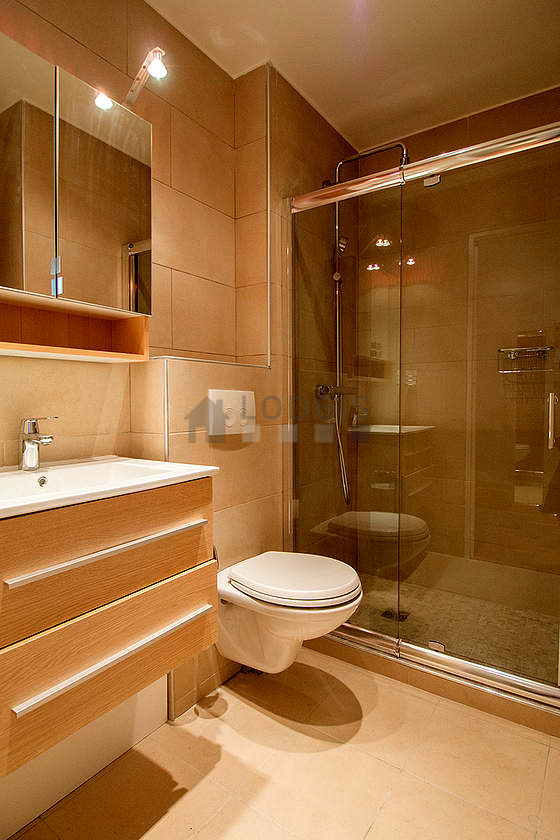 Agréable salle de bain claire avec du carrelage au sol