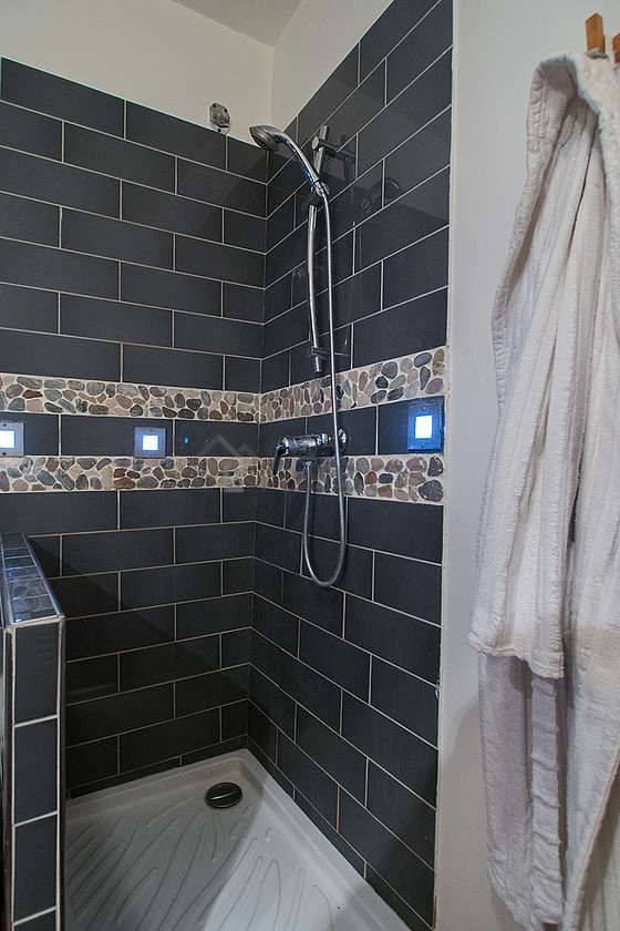 Salle de bain équipée de serviettes de bain