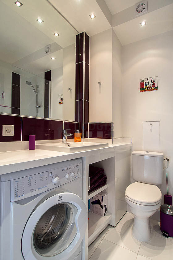 Beautiful and bright bathroom with tile floor
