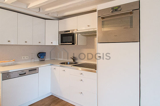 Cuisine dînatoire pour 4 personne(s) équipée de lave linge, réfrigerateur, hotte, vaisselle