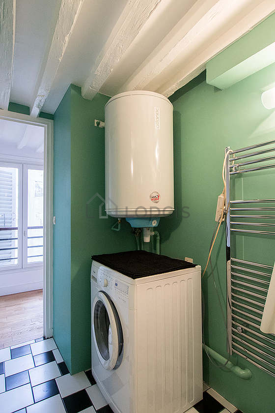 Salle de bain avec fenêtres et du carrelage au sol