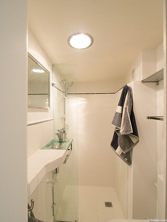 Salle de bain équipée de serviettes de bain
