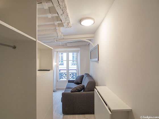 Séjour calme équipé de 1 canapé(s) lit(s) de 120cm, télé, penderie, 2 chaise(s)