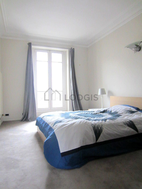 Chambre avec la moquette au sol
