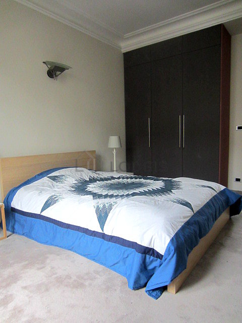 Chambre avec fenêtres donnant sur rue