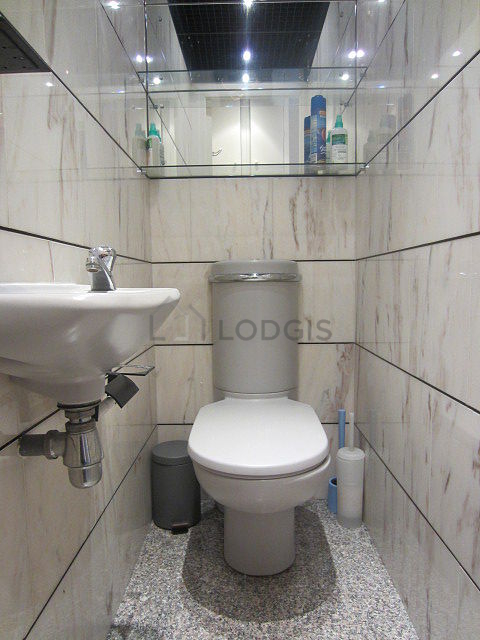 Toilettes indépendantes de la salle d'eau