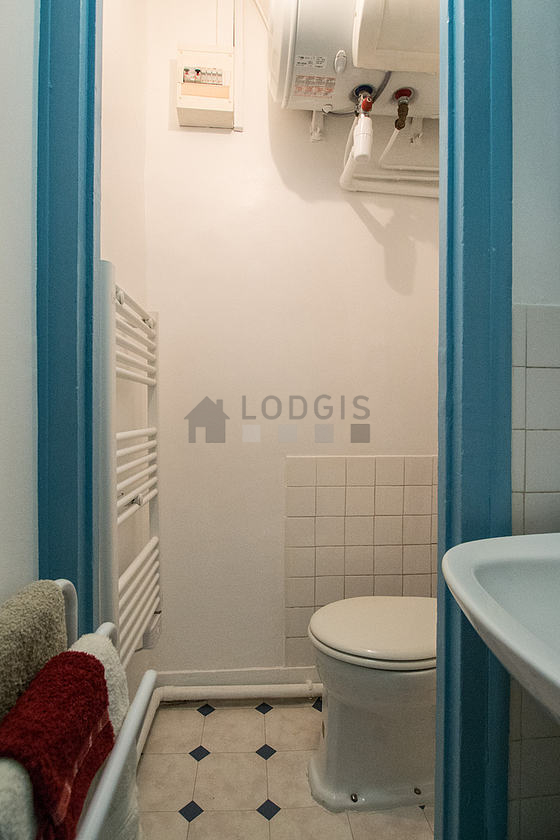 Bathroom equipped with bath towels