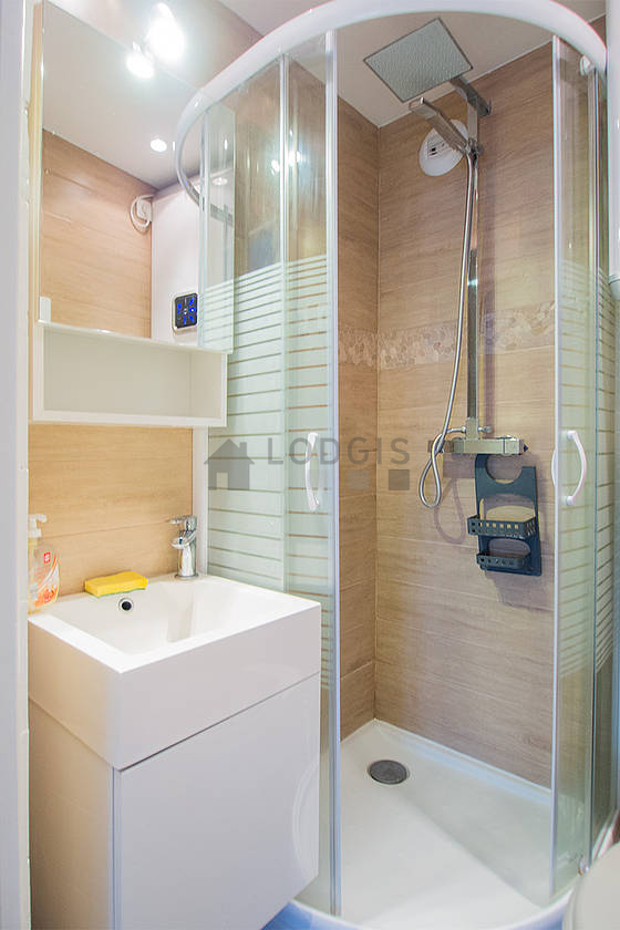 Belle salle de bain avec du carrelage au sol