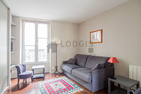 Salon avec du parquet au sol