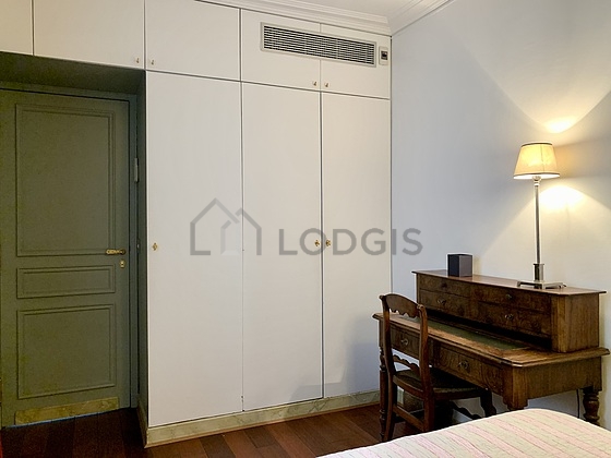 Chambre avec fenêtres double vitrage donnant sur cour