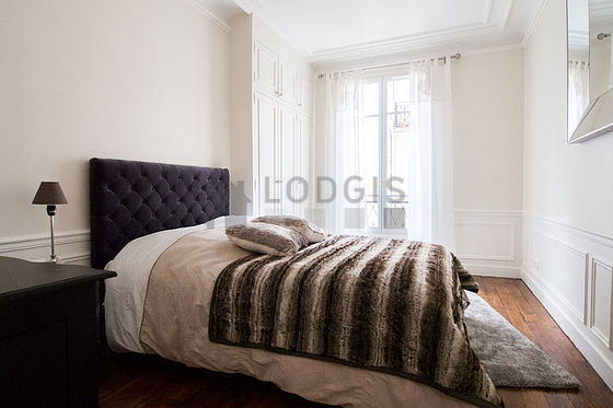 Chambre avec du parquet au sol