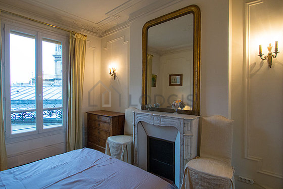 Chambre avec fenêtres double vitrage donnant sur cour